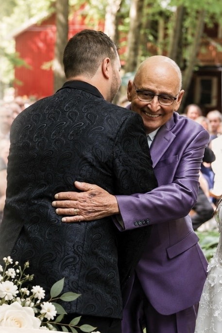 Une étreinte émouvante lors d’un mariage